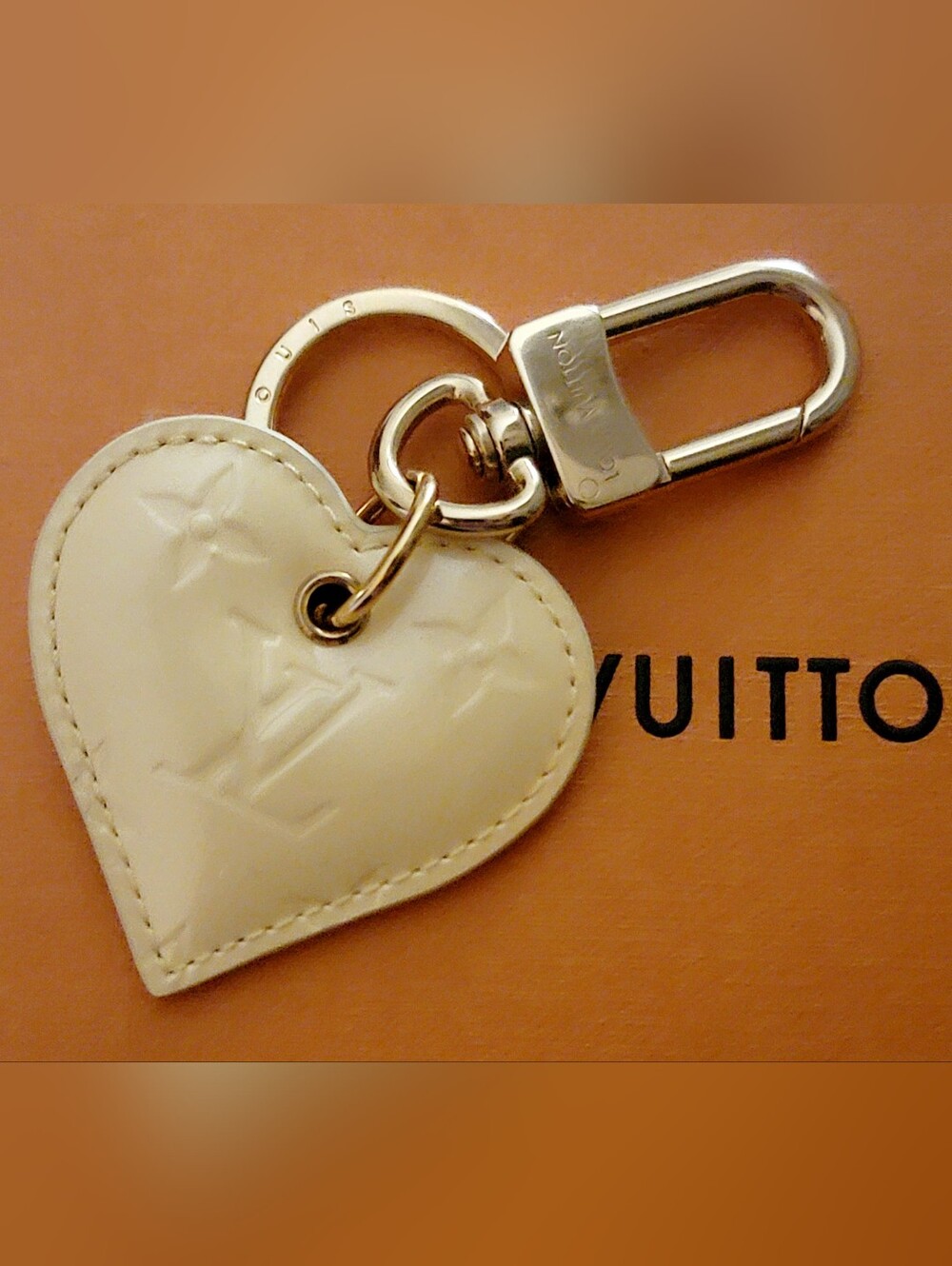 LOUIS VUITTON Love Lock Heart Keyring/Bag Charm. Monogram Vernis Leather #M01165